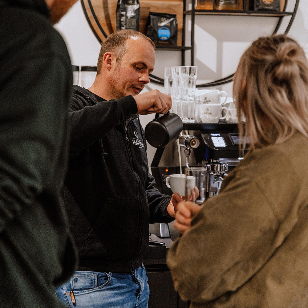 Baristakurs Latteart gießen